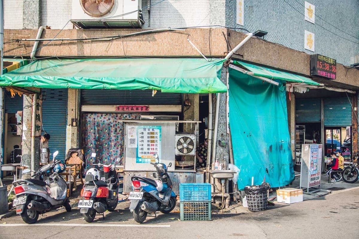 30公分巨無霸「炸春捲」!30元銅板價在地人最愛,熟客1次買10根晚來吃不到 30公分巨無霸「炸春捲」!30元銅板價在地人最愛,熟客1次買10根晚來吃不到