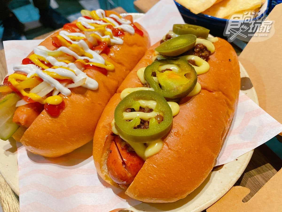 【新開店】秒飛美國打卡!超狂「拉花淋醬熱狗堡」,大尺寸煙燻香腸夾到爆餡 【新開店】秒飛美國打卡!超狂「拉花淋醬熱狗堡」,大尺寸煙燻香腸夾到爆餡