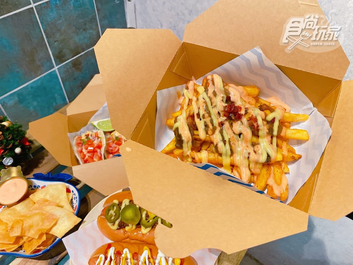 【新開店】秒飛美國打卡!超狂「拉花淋醬熱狗堡」,大尺寸煙燻香腸夾到爆餡 【新開店】秒飛美國打卡!超狂「拉花淋醬熱狗堡」,大尺寸煙燻香腸夾到爆餡