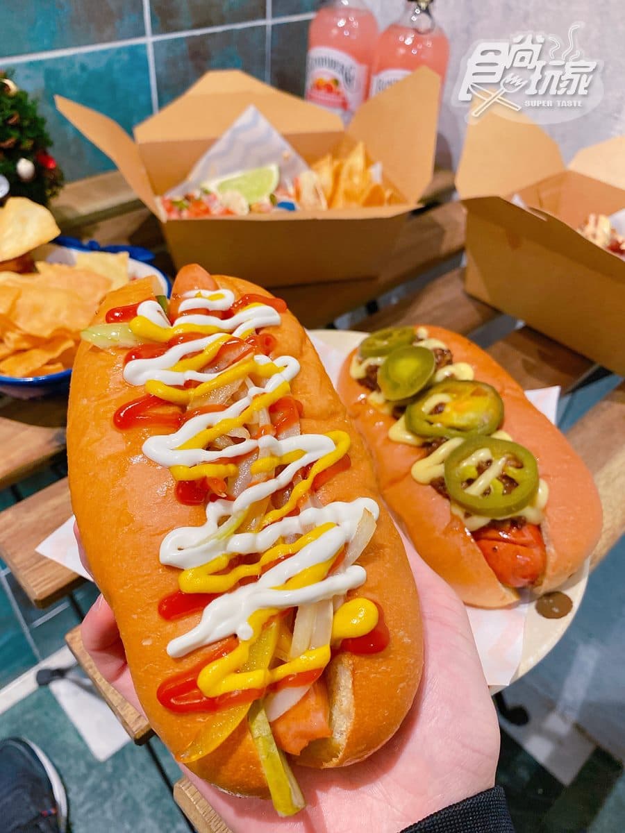 【新開店】秒飛美國打卡!超狂「拉花淋醬熱狗堡」,大尺寸煙燻香腸夾到爆餡 【新開店】秒飛美國打卡!超狂「拉花淋醬熱狗堡」,大尺寸煙燻香腸夾到爆餡