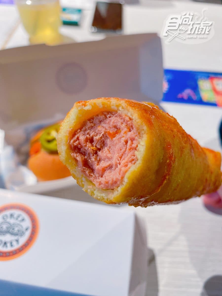 【新開店】秒飛美國打卡!超狂「拉花淋醬熱狗堡」,大尺寸煙燻香腸夾到爆餡 【新開店】秒飛美國打卡!超狂「拉花淋醬熱狗堡」,大尺寸煙燻香腸夾到爆餡