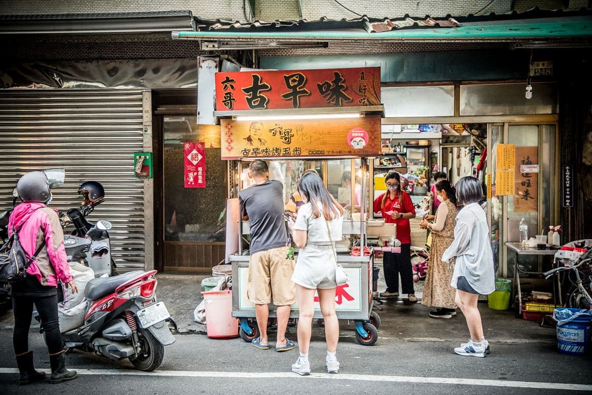 嘉義烤玉米霸主PK!5家排隊名店:30元佛心價、取餐先等8小時、70年老店 嘉義烤玉米霸主PK!5家排隊名店:30元佛心價、取餐先等8小時、70年老店