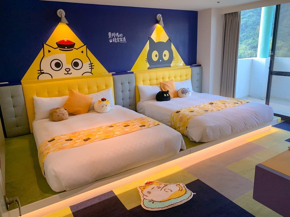 貓奴必住!全台唯一「尖叫飯店」黃阿瑪主題房,入住爽拿免費娃娃超萌周邊組 貓奴必住!全台唯一「尖叫飯店」黃阿瑪主題房,入住爽拿免費娃娃超萌周邊組
