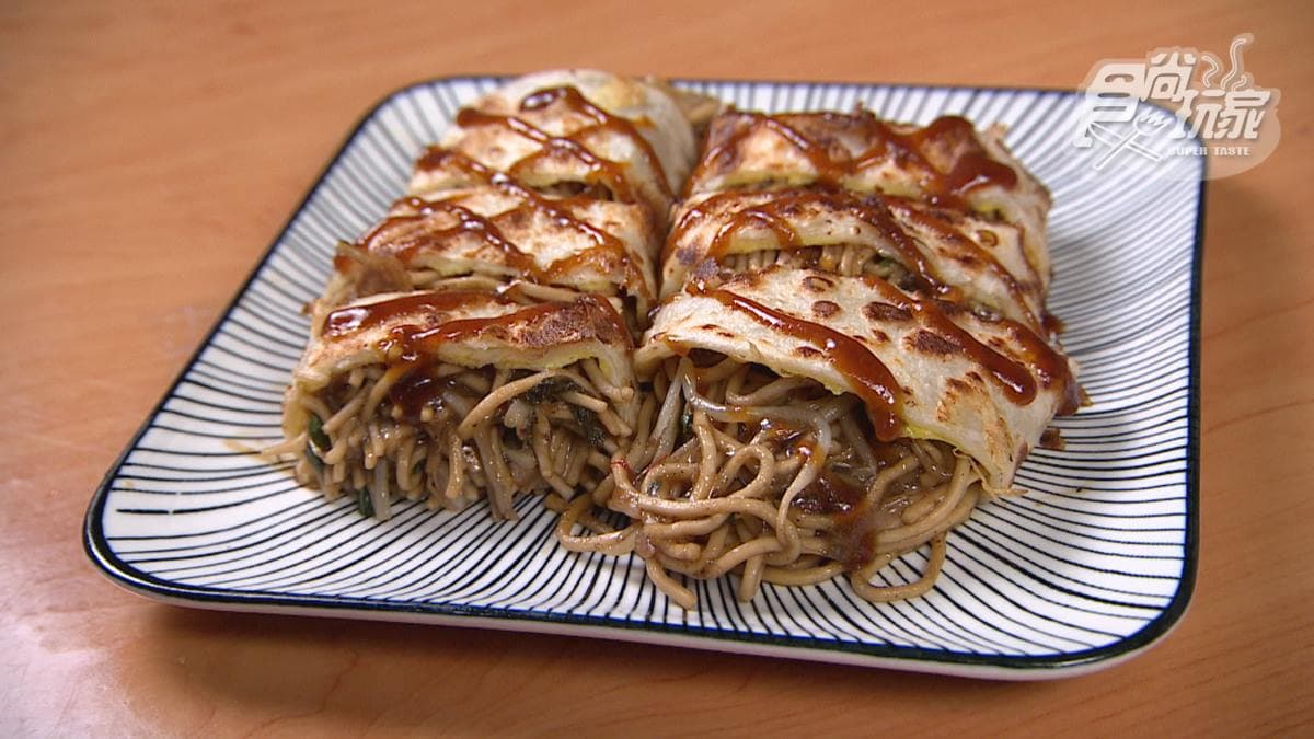 全台首創!巨無霸「鐵板蔥餅捲」天天排爆,Q彈餅皮+特製鐵板麵迸出新滋味