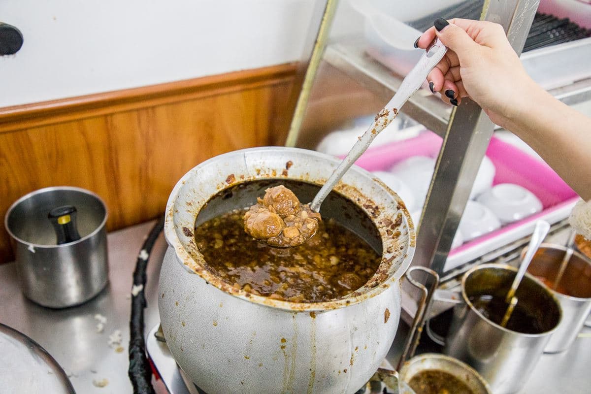 肉燥飯無限吃到飽!大碗公「溫體牛肉湯」只要100元,CP值超高台南人都推爆 肉燥飯無限吃到飽!大碗公「溫體牛肉湯」只要100元,CP值超高台南人都推爆