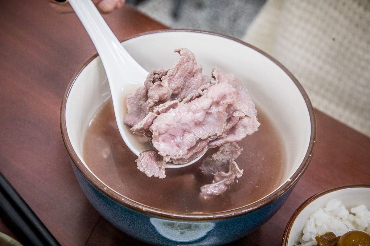 肉燥飯無限吃到飽!大碗公「溫體牛肉湯」只要100元,CP值超高台南人都推爆 肉燥飯無限吃到飽!大碗公「溫體牛肉湯」只要100元,CP值超高台南人都推爆
