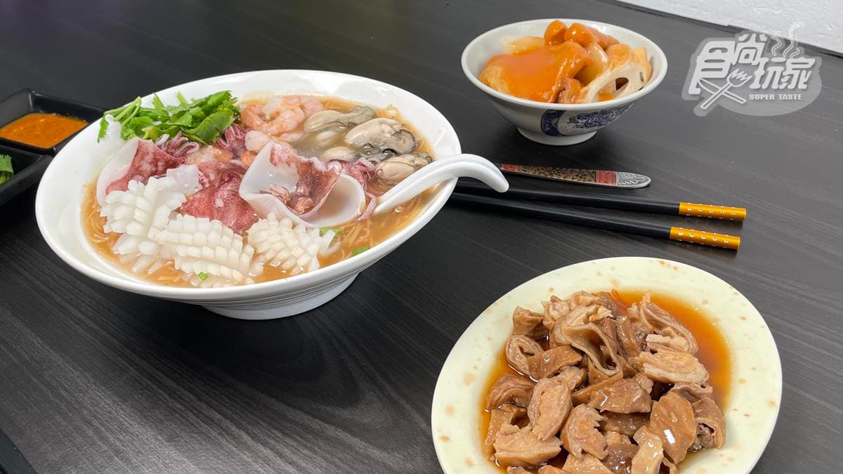 連老外都淪陷!市場新鮮直送「爆量海鮮」鋪滿麵線,爽嗑肥美蚵仔+Q彈花枝