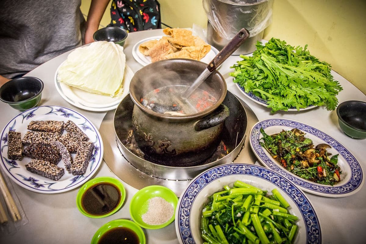 冬季天天爆滿!台中高分「陶甕燒酒雞」免費無限加湯,爽嗑烏骨雞肉一吃就暖 冬季天天爆滿!台中高分「陶甕燒酒雞」免費無限加湯,爽嗑烏骨雞肉一吃就暖