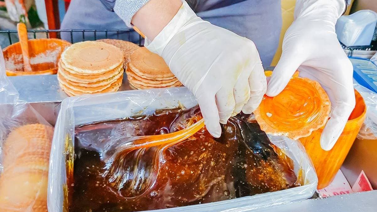 2023辦年貨順吃!迪化街6必嘗:台北最強油飯、秒殺草莓大福、滿料炸蚵嗲 2023辦年貨順吃!迪化街6必嘗:台北最強油飯、秒殺草莓大福、滿料炸蚵嗲