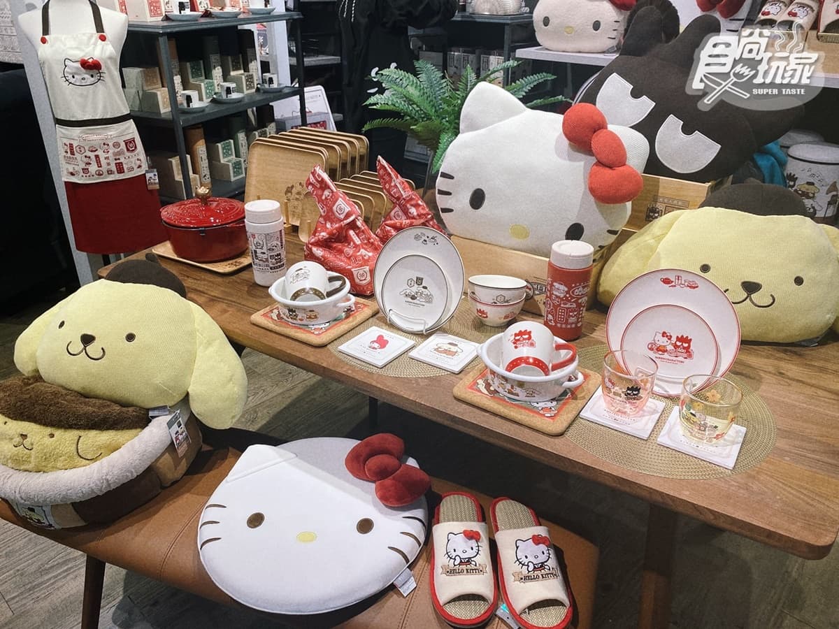 HOLAx三麗鷗復古風太Q!KITTY大頭枕、布丁狗寵物床63款周邊,3打卡點快拍 HOLAx三麗鷗復古風太Q!KITTY大頭枕、布丁狗寵物床63款周邊,3打卡點快拍