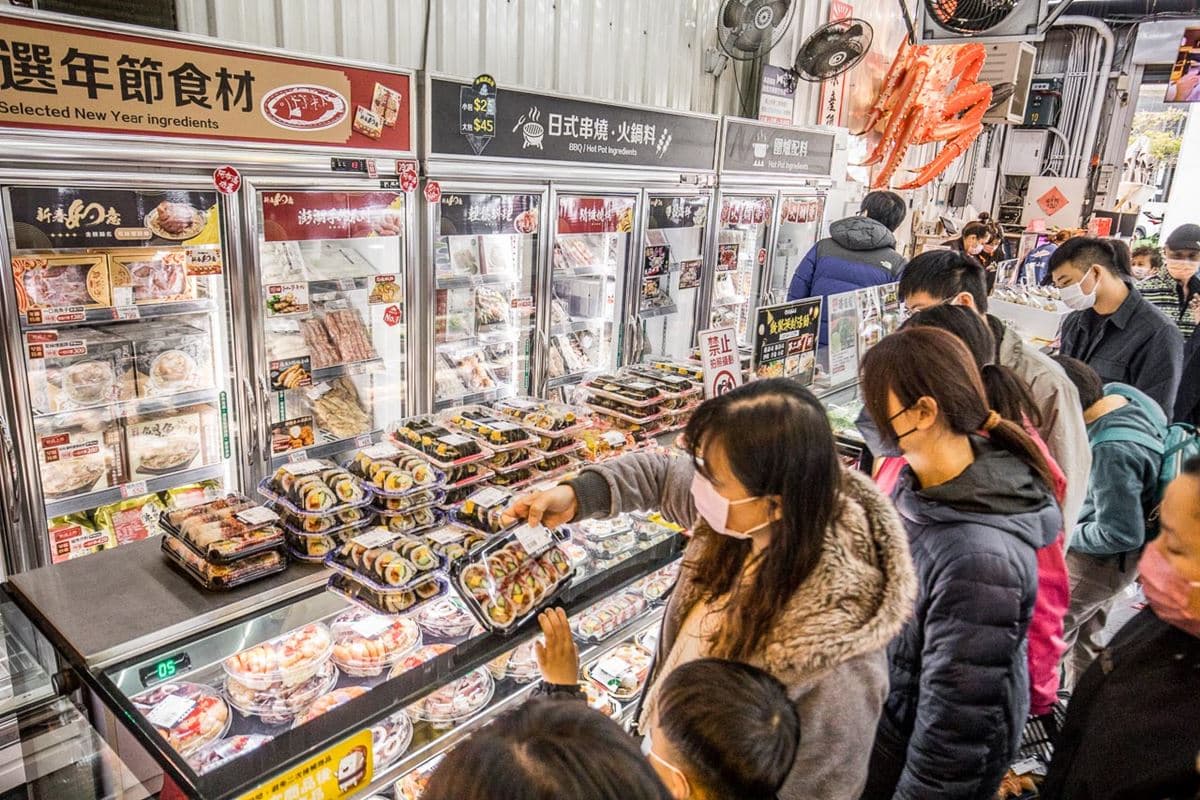 比漁港還便宜!辦年貨必逛「台中版築地市場」,先搶現切生魚片、手掌大草蝦 比漁港還便宜!辦年貨必逛「台中版築地市場」,先搶現切生魚片、手掌大草蝦