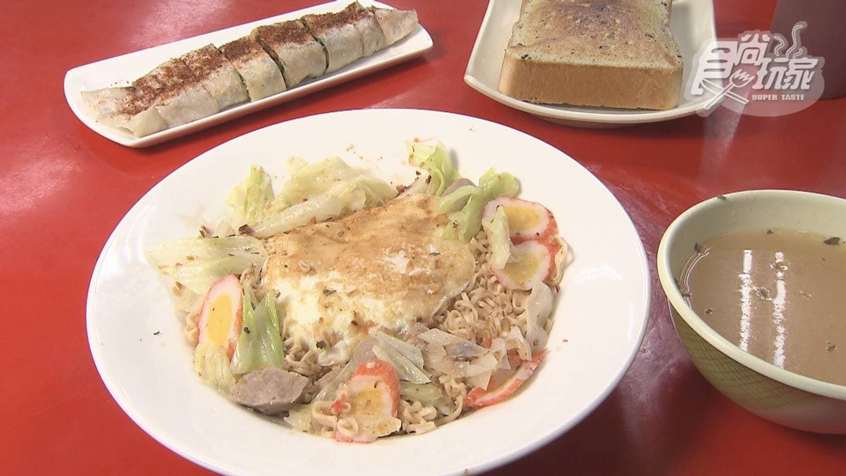 屏東宵夜推薦18家!深夜炭烤饅頭、老字號汕頭火鍋、千層臭豆腐 各式口味的炒泡麵是店裡主打品項之一。