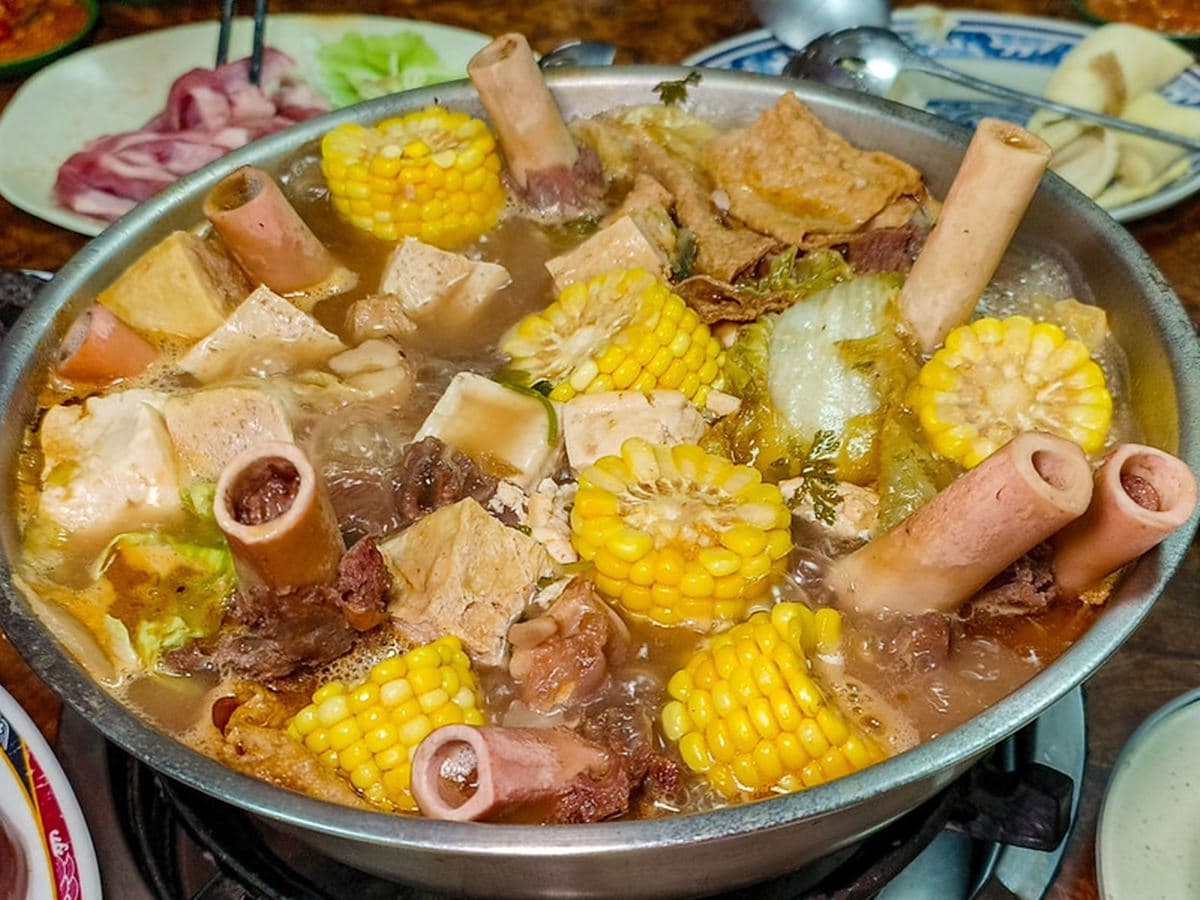 無限加湯喝到飽!三重人最愛45年「獲獎羊肉爐」,爽嗑羊大骨、高海拔山竹筍 無限加湯喝到飽!三重人最愛45年「獲獎羊肉爐」,爽嗑羊大骨、高海拔山竹筍