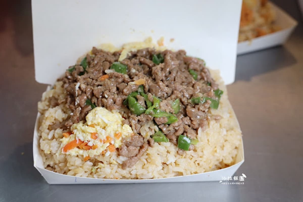 100元鮭魚堆成山!台北「最強無名炒飯」滿到蓋不上,在地瘋排、想吃看運氣 100元鮭魚堆成山!台北「最強無名炒飯」滿到蓋不上,在地瘋排、想吃看運氣
