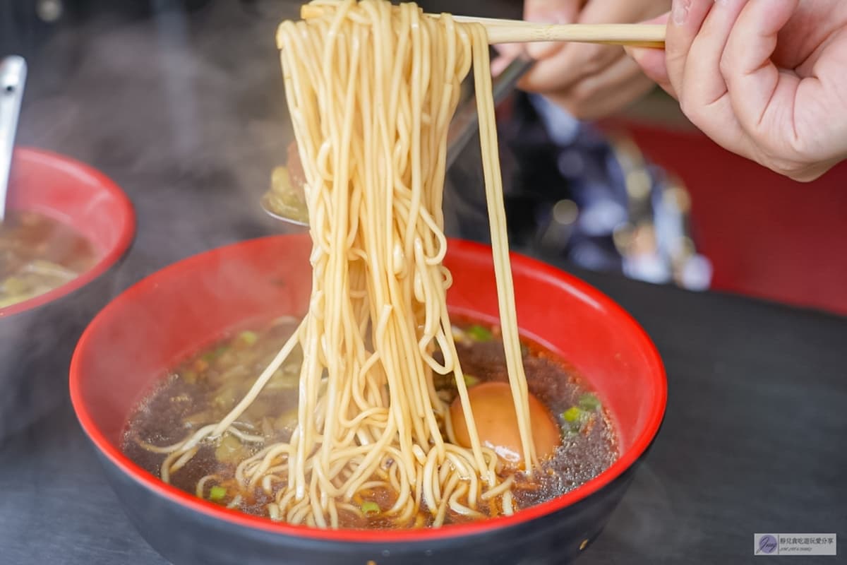 老闆根本做功德!新竹「70元牛肉麵」每日限量賣完打烊,在地人天亮搶排隊 老闆根本做功德!新竹「70元牛肉麵」每日限量賣完打烊,在地人天亮搶排隊