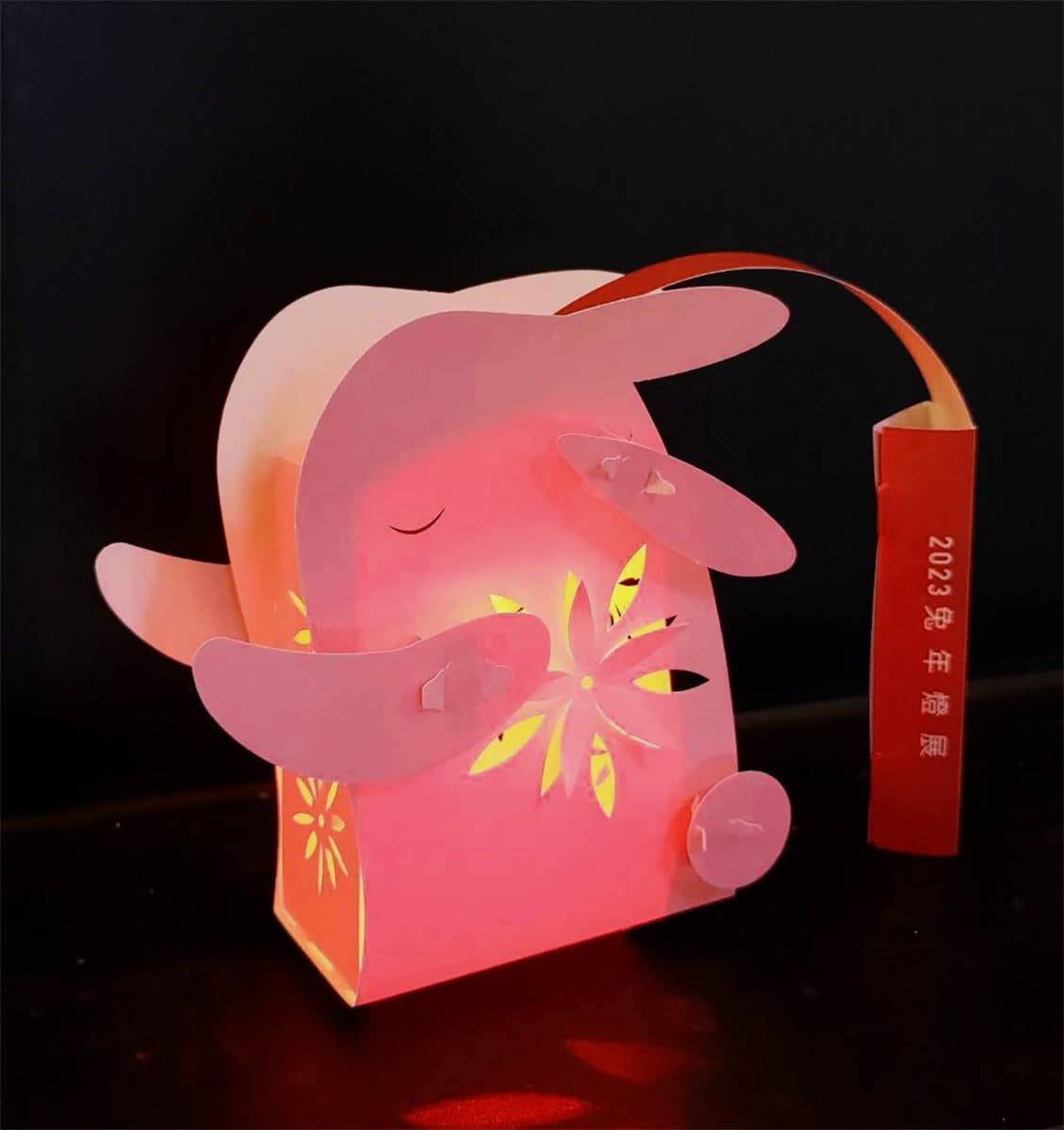4公尺巨型兔兔現身!信義區燈展超過200場聲光秀,還能免費拿兔年小提燈 4公尺巨型兔兔現身!信義區燈展超過200場聲光秀,還能免費拿兔年小提燈