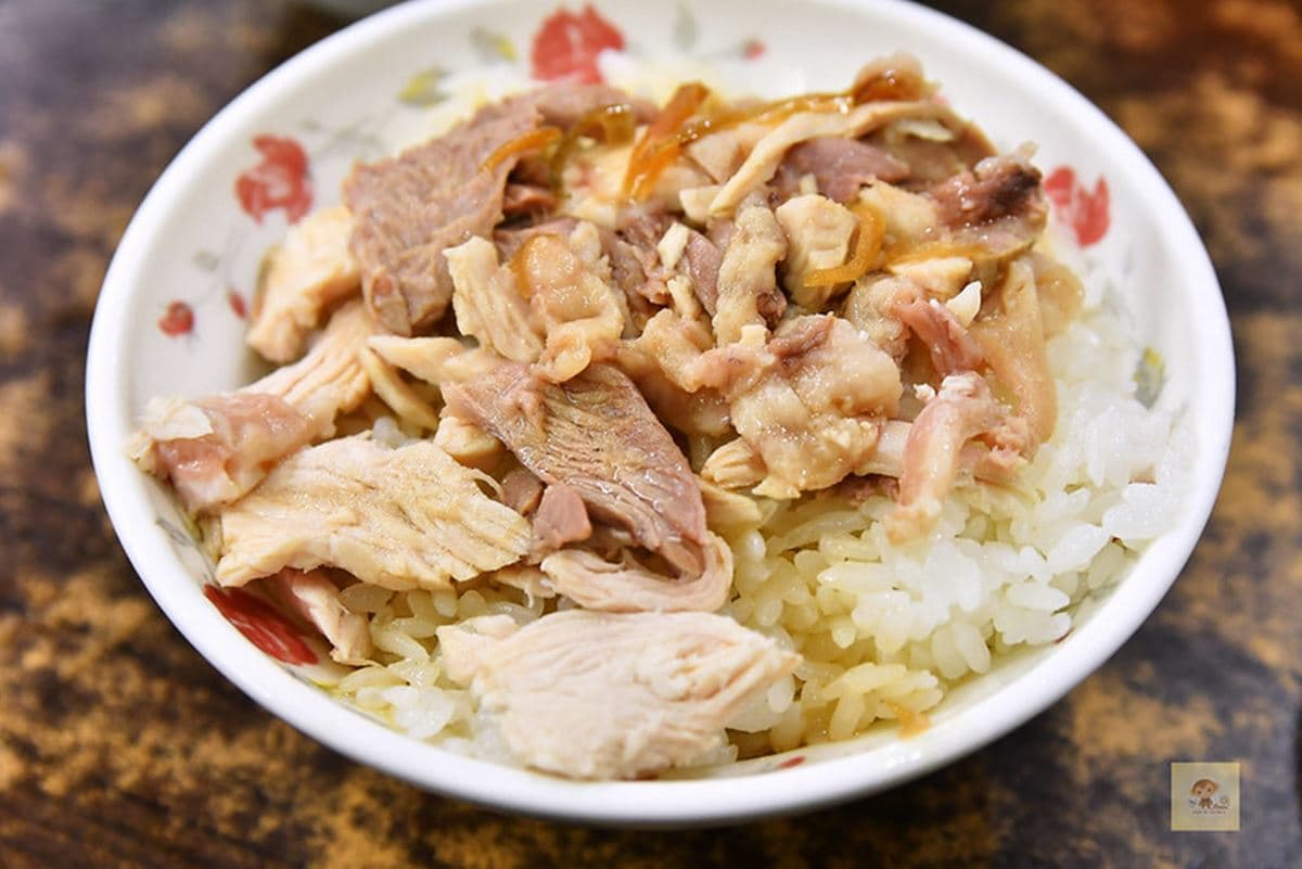 嘉義雞肉飯霸主PK!在地人只服這10家:好評直逼萬則、雙刀流排隊宵夜 嘉義雞肉飯店家推薦:簡單火雞肉飯