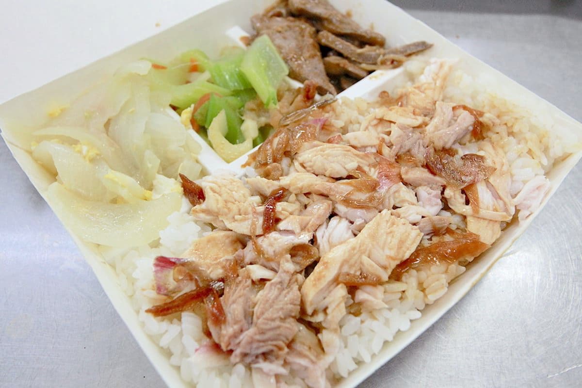 嘉義雞肉飯霸主PK!在地人只服這10家:好評直逼萬則、雙刀流排隊宵夜 嘉義雞肉飯店家推薦:蕭老師火雞肉飯