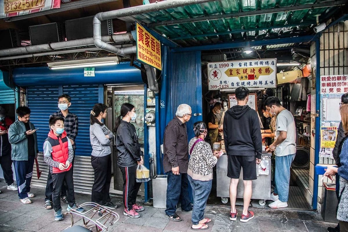 台北「最狂排隊香腸攤」在這!熟客1次狂掃50條,自製香腸炭火現烤一咬爆汁 台北「最狂排隊香腸攤」在這!熟客1次狂掃50條,自製香腸炭火現烤一咬爆汁