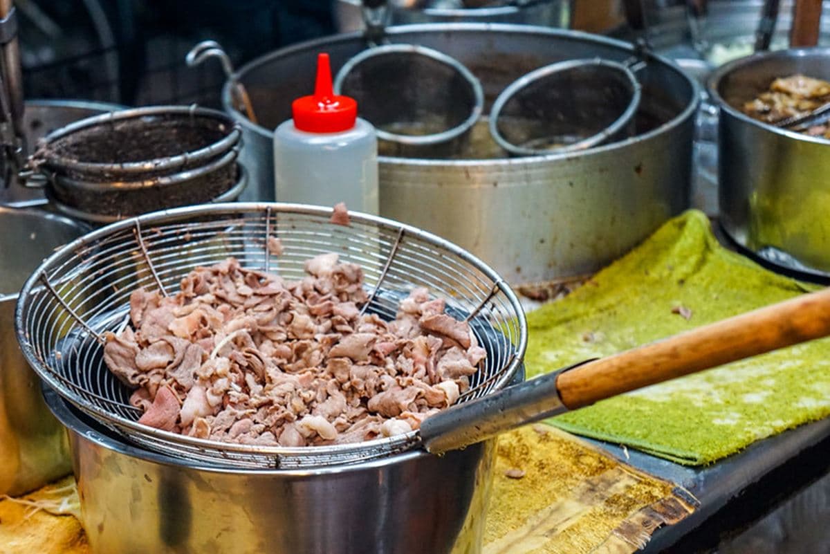 被羊肉耽誤的滷肉飯?板橋「黑金滷肉飯名店」6月熄燈,想啃巨無霸羊骨快衝 被羊肉耽誤的滷肉飯?板橋「黑金滷肉飯名店」6月熄燈,想啃巨無霸羊骨快衝