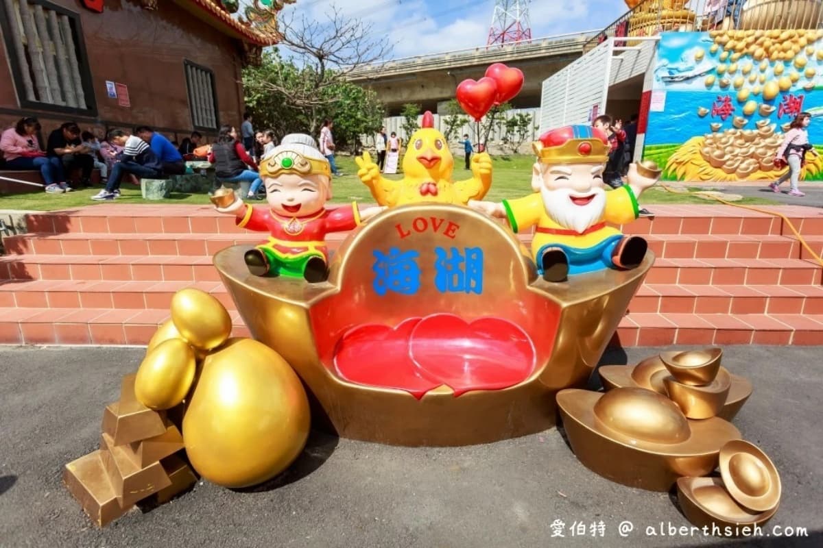 擲筊送「招財金雞母」!打卡全台最Q土地公廟,天降金蛋、彩繪牆通通超好拍 擲筊送「招財金雞母」!打卡全台最Q土地公廟,天降金蛋、彩繪牆通通超好拍