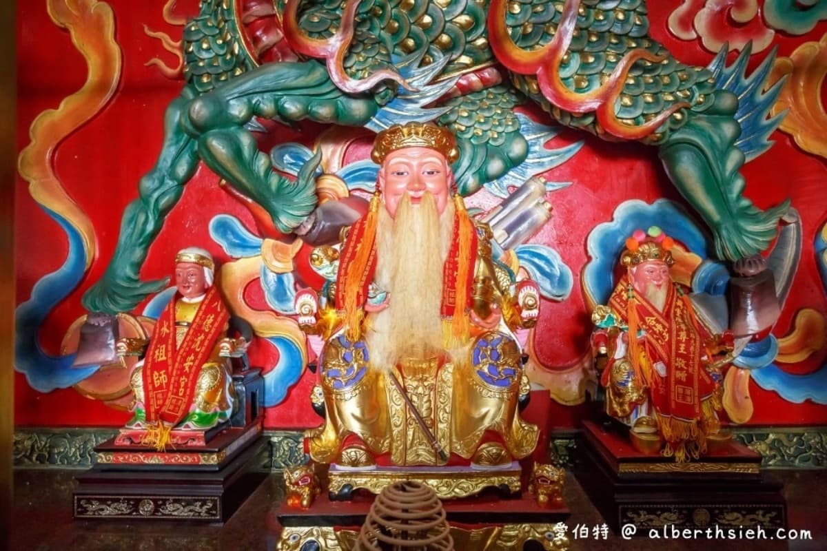 擲筊送「招財金雞母」!打卡全台最Q土地公廟,天降金蛋、彩繪牆通通超好拍 擲筊送「招財金雞母」!打卡全台最Q土地公廟,天降金蛋、彩繪牆通通超好拍