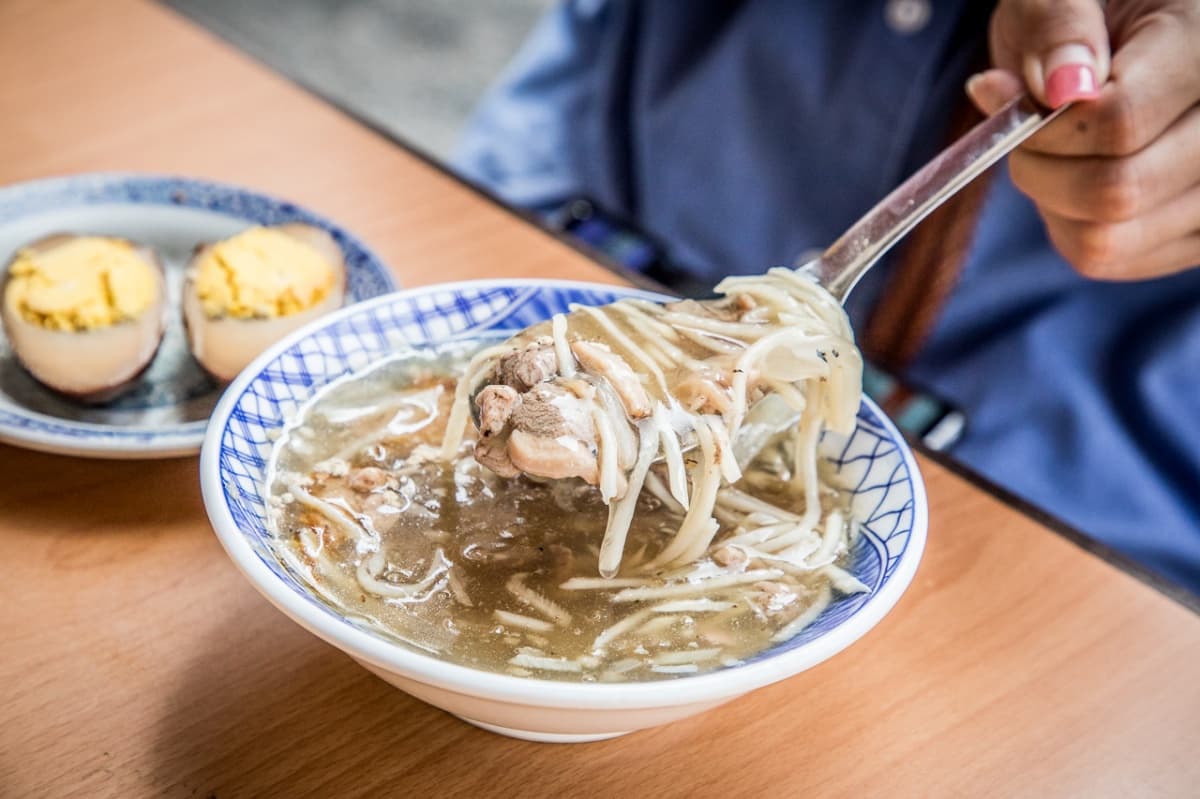 跟著媽祖吃北港!朝天宮14家老店美食推薦,伴手禮必買130年花生酥 雲林北港美食1|北港李記鴨肉羹:在地人都吃這間
