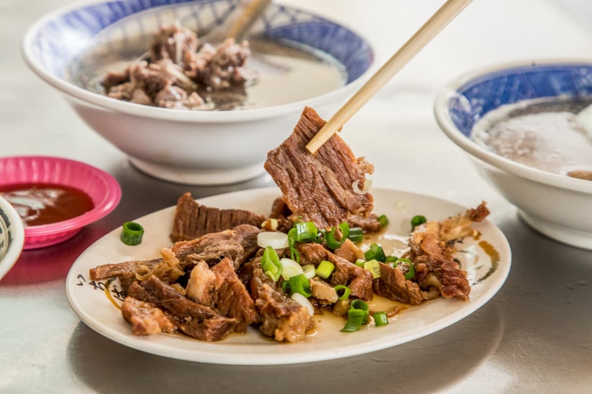 跟著媽祖吃北港!朝天宮14家老店美食推薦,伴手禮必買130年花生酥 雲林北港美食2|輝煌牛肉湯:免費續湯喝到飽