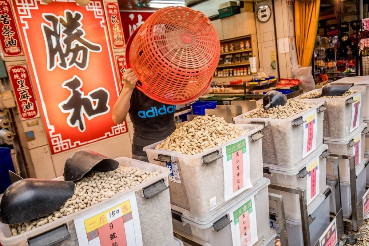 跟著媽祖吃北港!朝天宮14家老店美食推薦,伴手禮必買130年花生酥 雲林北港伴手禮2|勝和商行:整排花生隨你試吃
