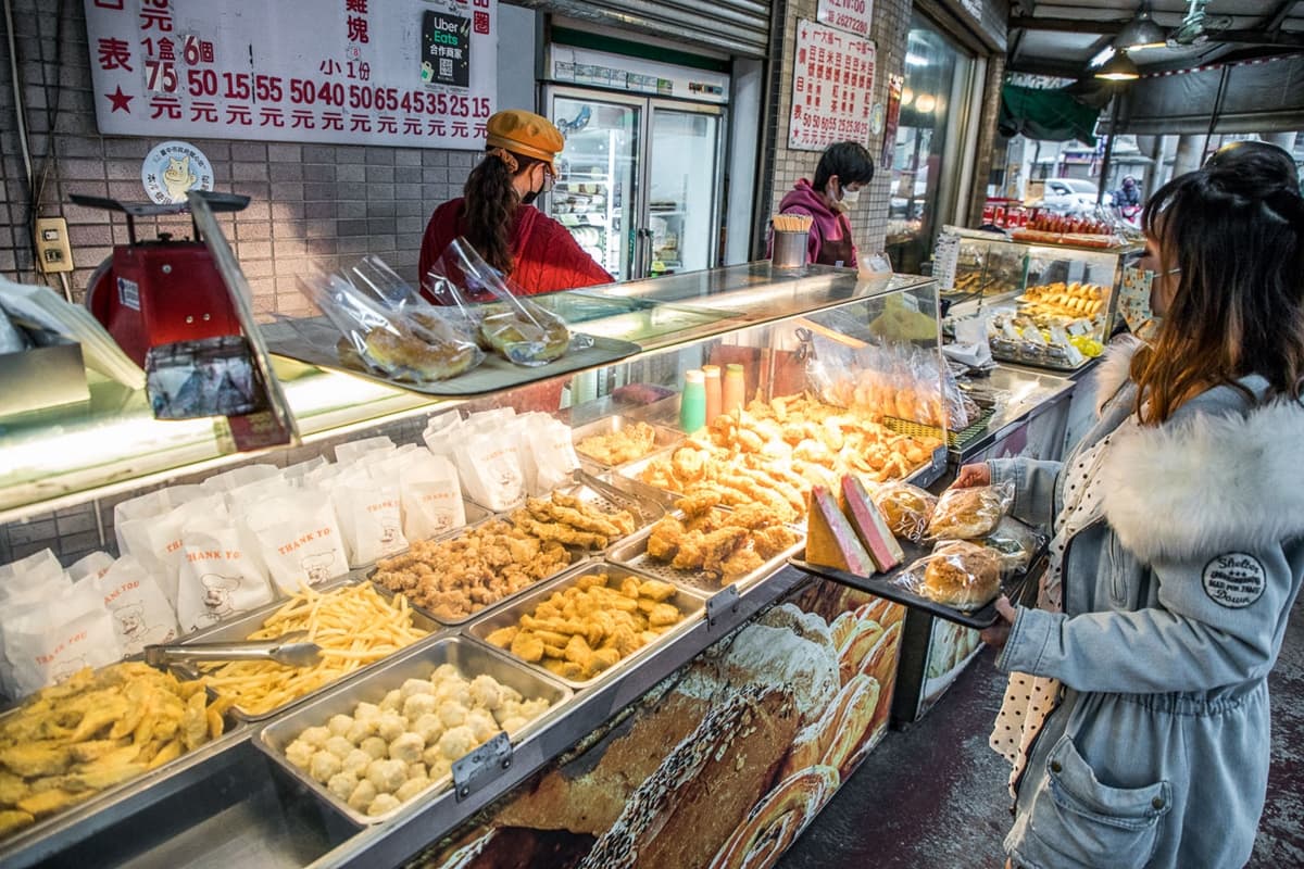 被麵包店耽誤的炸雞!台中「隱藏版雞排」只要70元,黃金炸雞腿也要點 被麵包店耽誤的炸雞!台中「隱藏版雞排」只要70元,黃金炸雞腿也要點