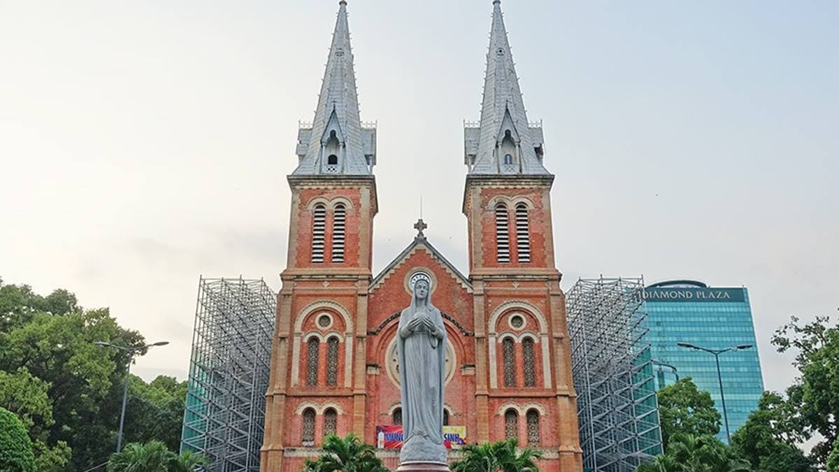西貢聖母聖殿主教座堂(Nhà thờ Đức Bà)