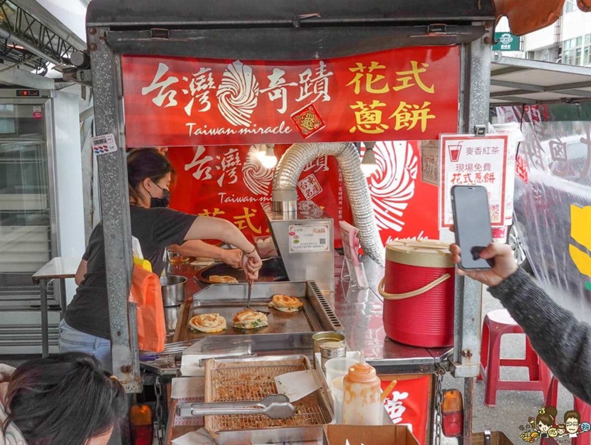 鐵板開出玫瑰花?全台唯一「花式蔥油餅」藏在這,爆量蔥花+九層塔蛋超過癮 鐵板開出玫瑰花?全台唯一「花式蔥油餅」藏在這,爆量蔥花+九層塔蛋超過癮
