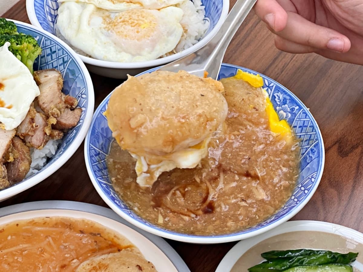 台南早餐不只牛肉湯!市場超夯「黃金米粿」晚來吃不到,搭半熟蛋瀑布太銷魂 台南早餐不只牛肉湯!市場超夯「黃金米粿」晚來吃不到,搭半熟蛋瀑布太銷魂