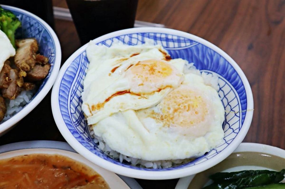 台南早餐不只牛肉湯!市場超夯「黃金米粿」晚來吃不到,搭半熟蛋瀑布太銷魂 台南早餐不只牛肉湯!市場超夯「黃金米粿」晚來吃不到,搭半熟蛋瀑布太銷魂