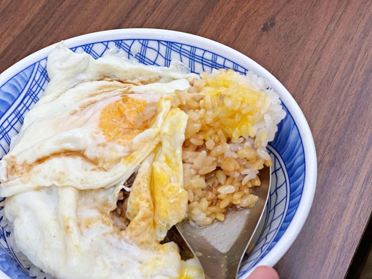 台南早餐不只牛肉湯!市場超夯「黃金米粿」晚來吃不到,搭半熟蛋瀑布太銷魂 台南早餐不只牛肉湯!市場超夯「黃金米粿」晚來吃不到,搭半熟蛋瀑布太銷魂