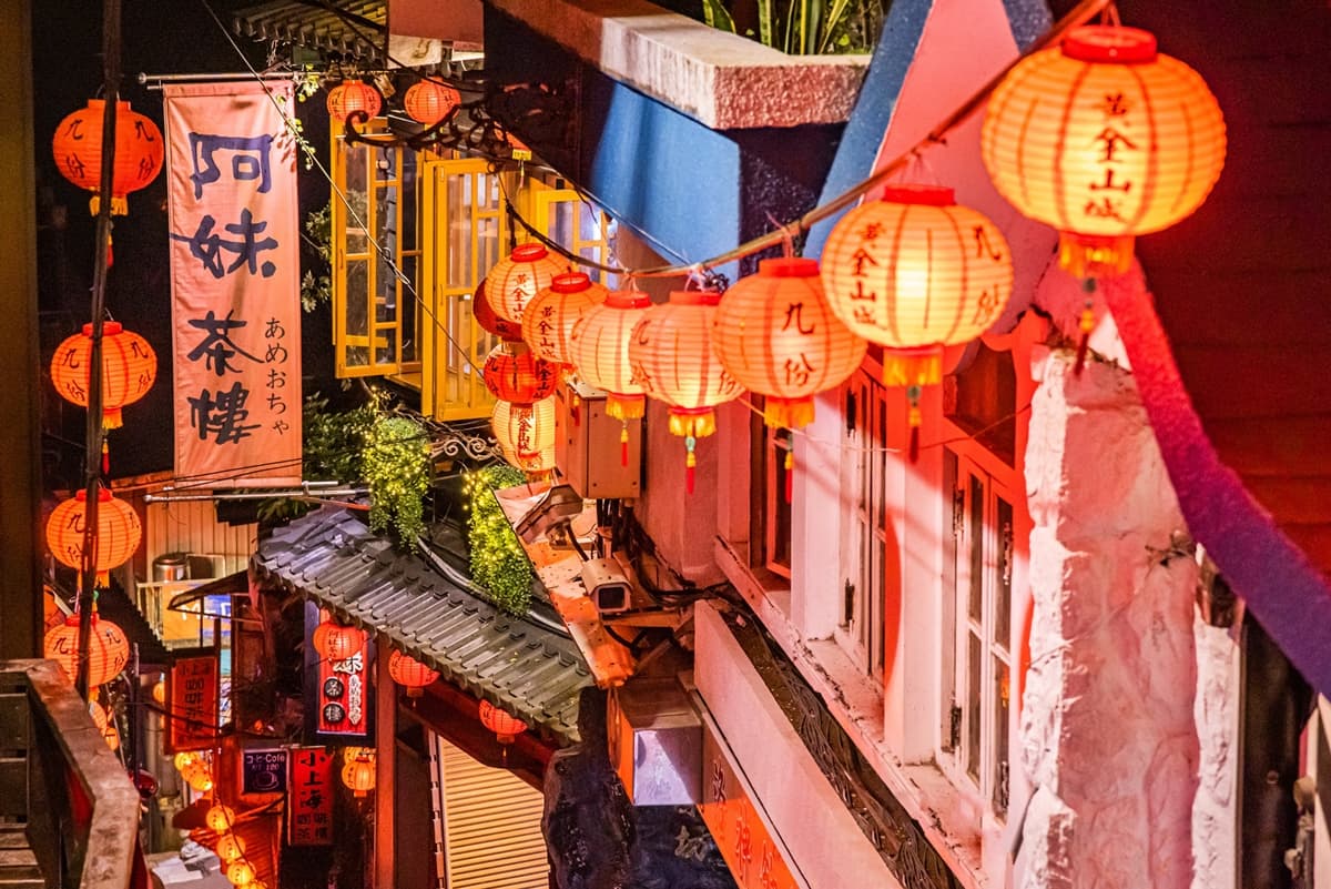 走入《神隱少女》世界!第一屆「九份紅燈籠祭」限時開跑,提燈夜遊免費玩 走入《神隱少女》世界!第一屆「九份紅燈籠祭」限時開跑,提燈夜遊免費玩