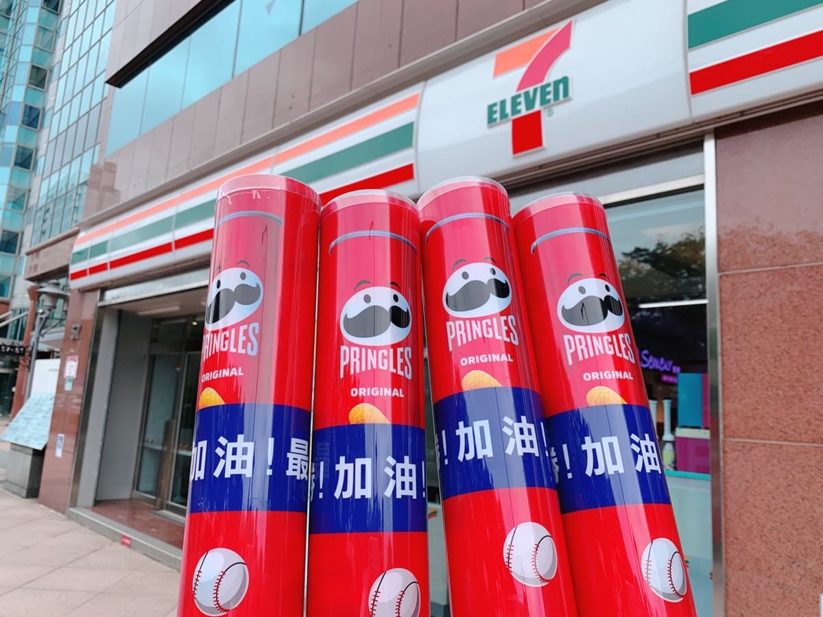 2大超商優惠連發!全家拿鐵買6送6、7-11美式只要30元,再收品客超巨加油棒 2大超商優惠連發!全家拿鐵買6送6、7-11美式只要30元,再收品客超巨加油棒