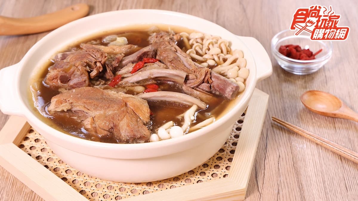 肋排天花板!月賣千組「3公斤肉骨茶湯」,再狂嗑比臉大的「柴燒胡椒肋排」 肋排天花板!月賣千組「3公斤肉骨茶湯」,再狂嗑比臉大的「柴燒胡椒肋排」