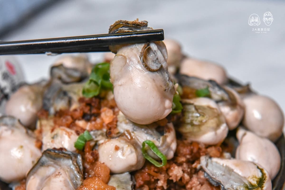 挑戰痛風極限!三重「爆量鮮蚵肉燥飯」滿到快掉出來,加碼嗑鮮蝦、鮭魚卵 挑戰痛風極限!三重「爆量鮮蚵肉燥飯」滿到快掉出來,加碼嗑鮮蝦、鮭魚卵