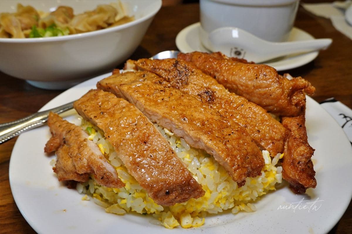 排隊超夯「平民版鼎泰豐」!招牌必點黃金排骨蛋炒飯,鮮蝦抄手Q彈又夠味 排隊超夯「平民版鼎泰豐」!招牌必點黃金排骨蛋炒飯,鮮蝦抄手Q彈又夠味