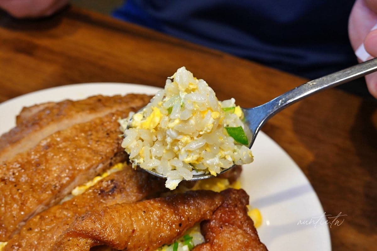 排隊超夯「平民版鼎泰豐」!招牌必點黃金排骨蛋炒飯,鮮蝦抄手Q彈又夠味 排隊超夯「平民版鼎泰豐」!招牌必點黃金排骨蛋炒飯,鮮蝦抄手Q彈又夠味