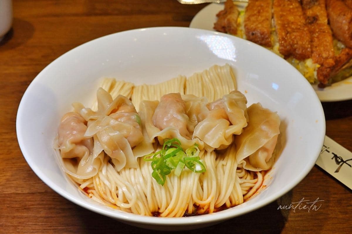 排隊超夯「平民版鼎泰豐」!招牌必點黃金排骨蛋炒飯,鮮蝦抄手Q彈又夠味 排隊超夯「平民版鼎泰豐」!招牌必點黃金排骨蛋炒飯,鮮蝦抄手Q彈又夠味