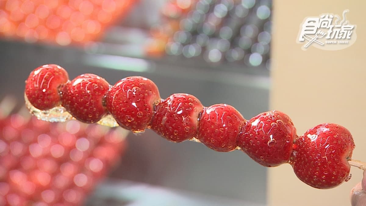 28年佛心價!外酥內軟「草莓糖葫蘆」35元就能吃,飽滿大湖草莓一咬香甜多汁
