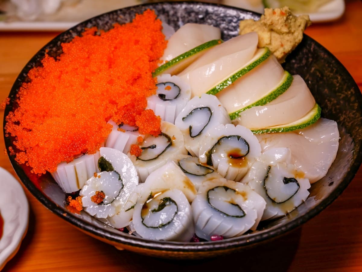 台北最強「高CP值生魚丼」!干貝、花枝滿到看不見飯,省1小時排隊祕技曝 台北最強「高CP值生魚丼」!干貝、花枝滿到看不見飯,省1小時排隊祕技曝