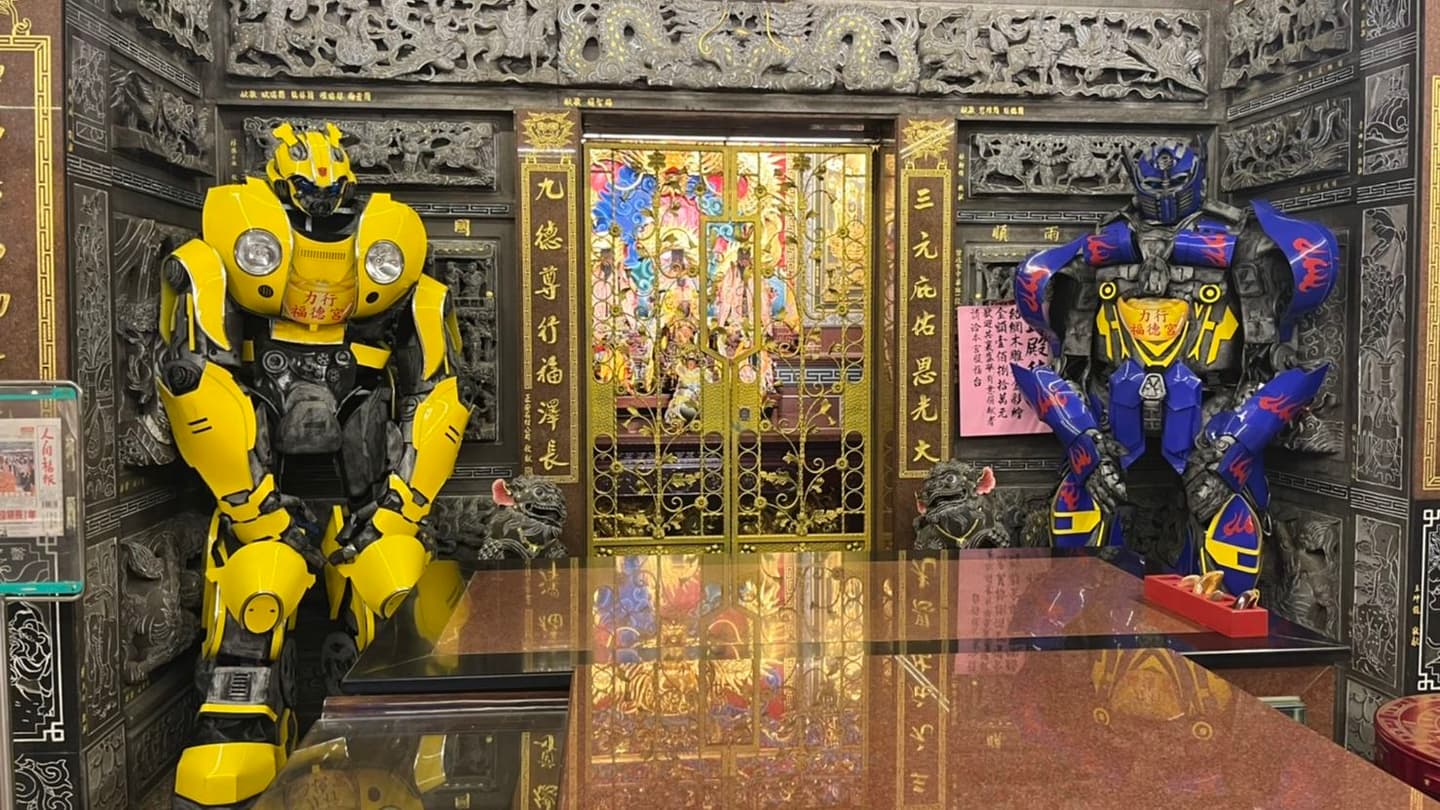 《變形金剛》粉絲嗨翻!2米高大黃蜂、柯博文變身宮廟左右護法,連神明也喜歡