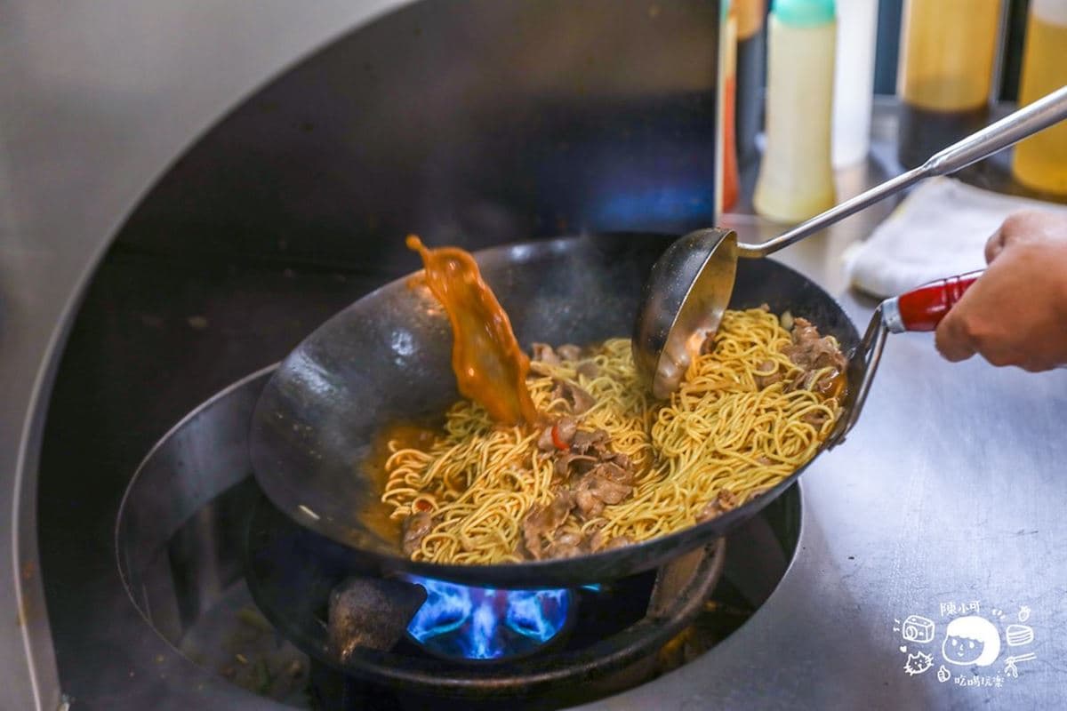 最強炒羊肉大PK!雙北6好評羊肉:巨無霸羊肉炒麵、免費加料、夜市排隊名店 最強炒羊肉大PK!雙北6好評羊肉:巨無霸羊肉炒麵、免費加料、夜市排隊名店