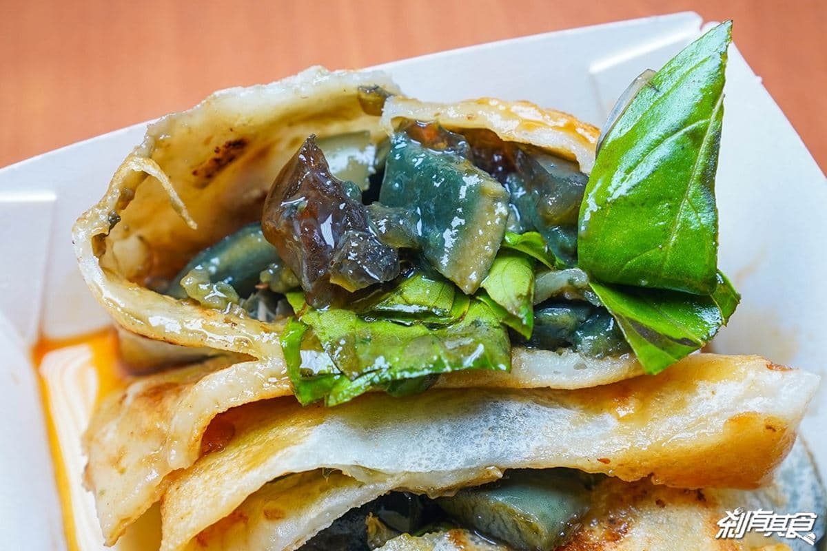 老闆賠錢也要賣!台中市場「粉漿蛋餅」霸氣塞料不漲價,夾爆量皮蛋一咬炸餡 老闆賠錢也要賣!台中市場「粉漿蛋餅」霸氣塞料不漲價,夾爆量皮蛋一咬炸餡