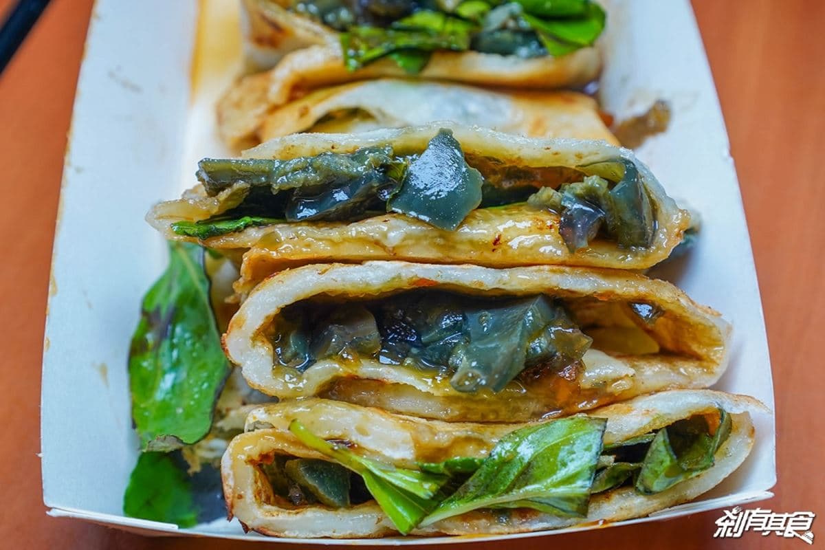 老闆賠錢也要賣!台中市場「粉漿蛋餅」霸氣塞料不漲價,夾爆量皮蛋一咬炸餡 老闆賠錢也要賣!台中市場「粉漿蛋餅」霸氣塞料不漲價,夾爆量皮蛋一咬炸餡