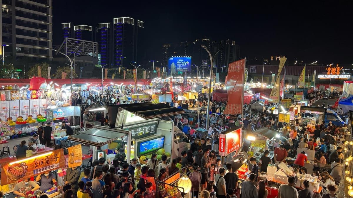 台中人吃爆!「總站夜市」夯到多開1天,1800坪+300多攤逛到腿軟 台中人吃爆!「總站夜市」夯到多開1天,1800坪+300多攤逛到腿軟