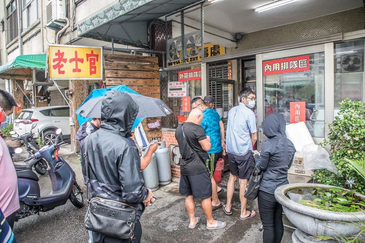 早上8點就客滿!台中人最愛「現拉手擀麵」雨天撐傘也要排,蒜香濃郁太誘人 早上8點就客滿!台中人最愛「現拉手擀麵」雨天撐傘也要排,蒜香濃郁太誘人